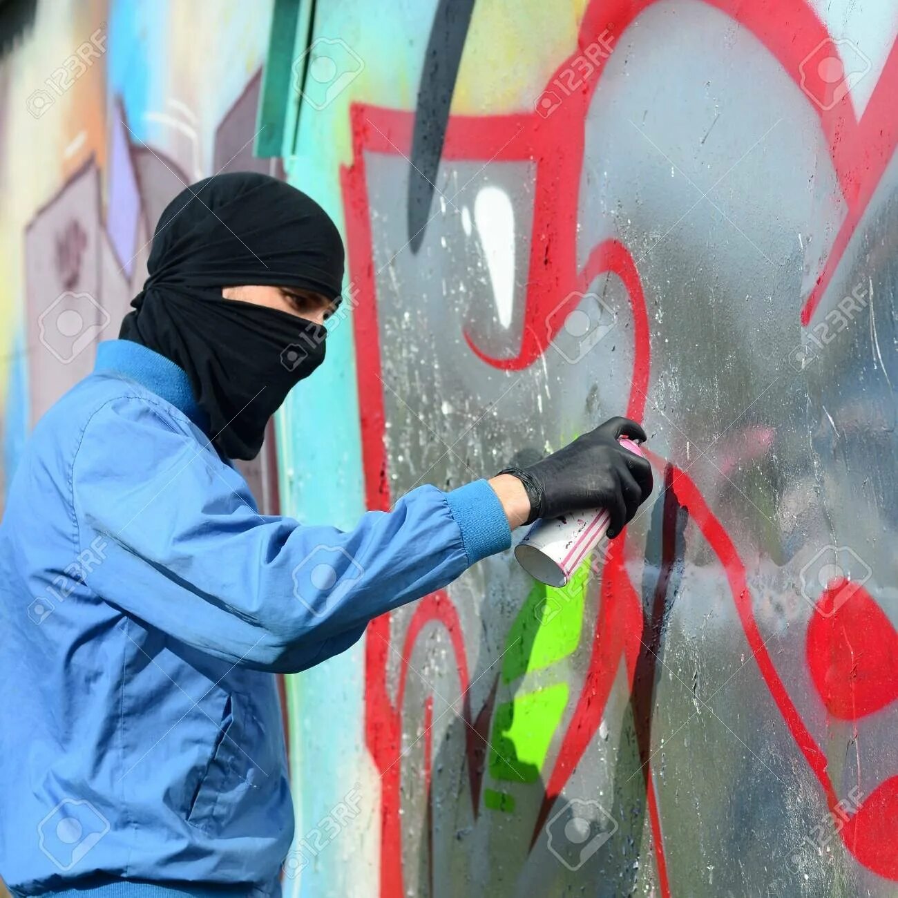 Хулиганство экстремизм. Вандализм подростков. Хулиганство и вандализм. Хулиганство на стенах. Хулиганы рисуют на стенах.