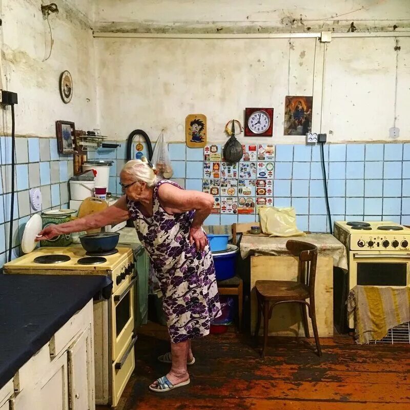 Вшивая коммуналка. Кухня в коммуналке. Советская Коммунальная квартира. Кухня в старой квартире. Кухня в Советской квартире.