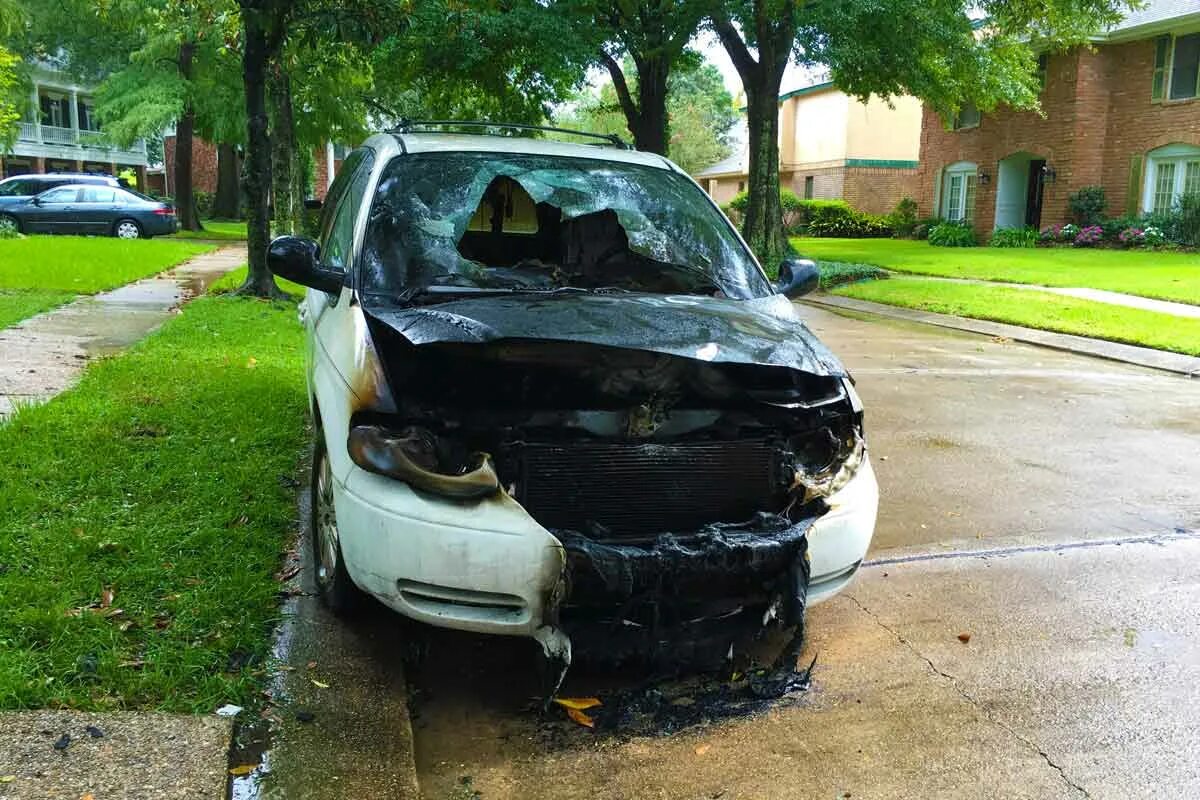 Удар молнии в автомобиль. Автомобиль после удара молнии. Попадание молнии в автомобиль. Автомобиль после попадания молнии. Можно машины врезаются