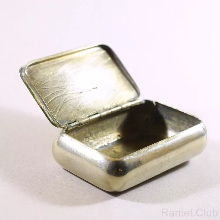 Табакерка коробочка. Табакерка для табака. Табакерка для нюхательного табака. Коробка для табака серебро 84. А.