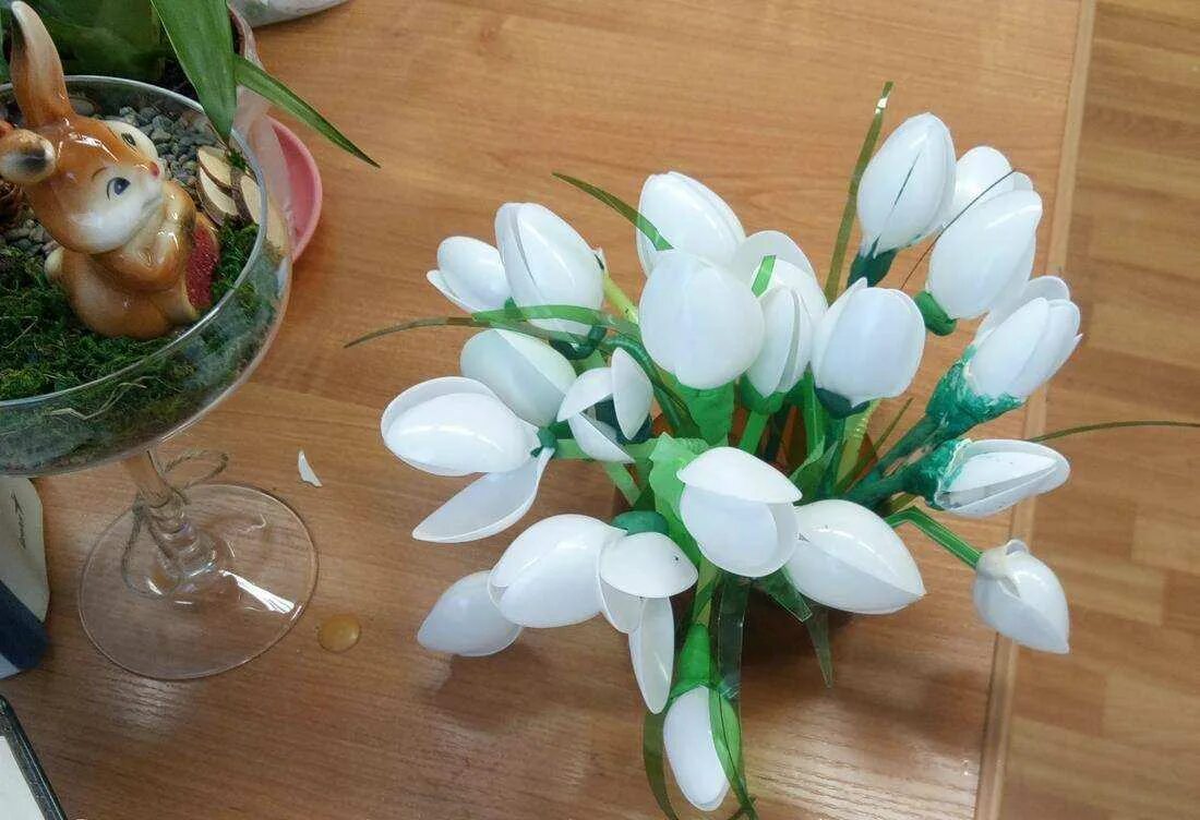 Поделки своими руками из одноразовых. Цветы из пластиковых ложек. цветы из одноразовой посуды. поделки из одноразовой посуды. цветы из пластиковых ложек и вилок.