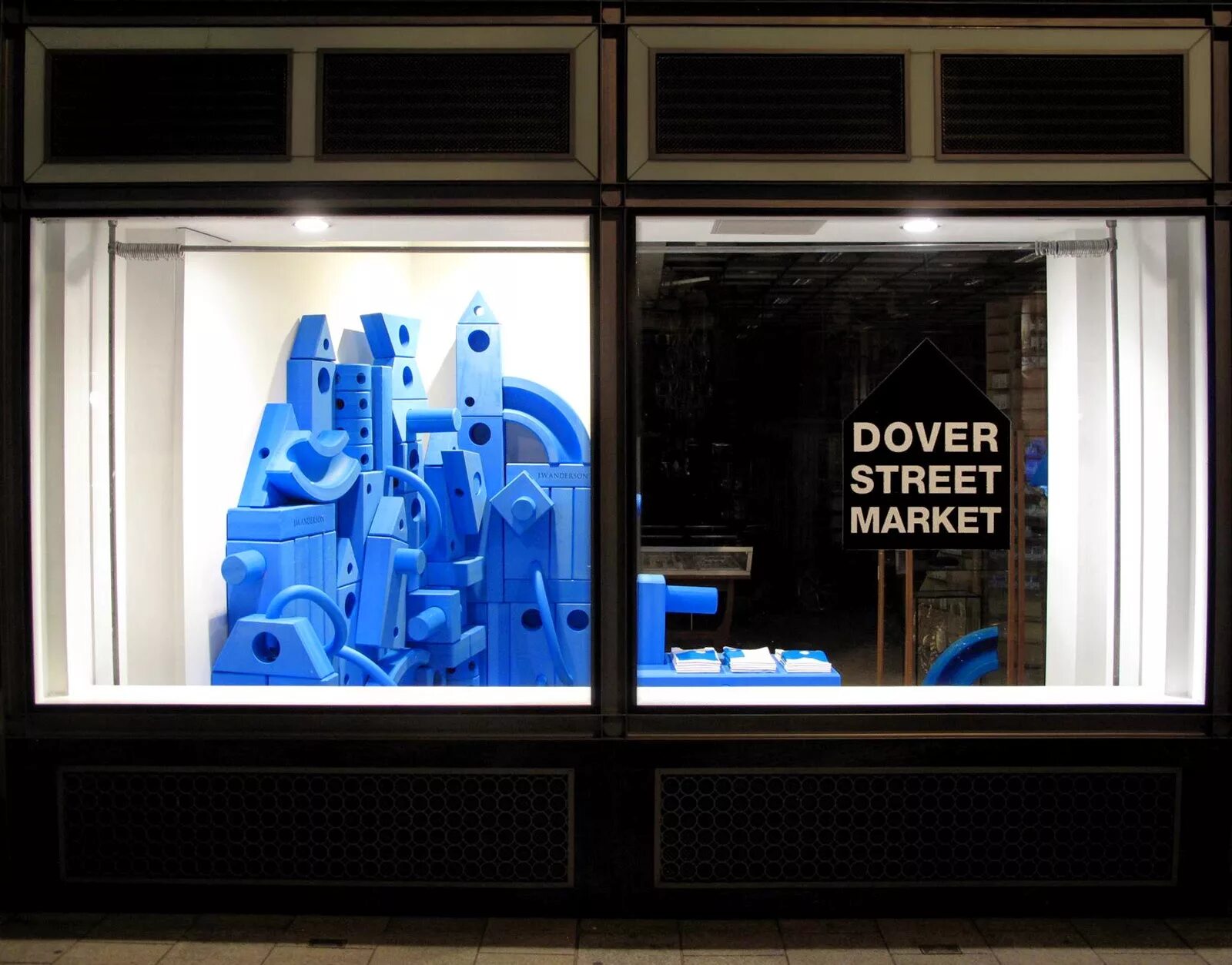 Dover Street Market интерьер. Окно витрина. Окно витрина магазина. Фасад витрина. Синяя витрина