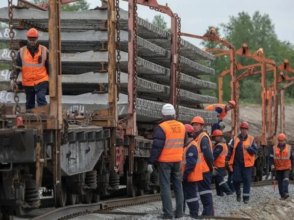 Строительство дорог октябрьский. Звено пути. Фото укладка рельсошпальной решетки. Укладка пути звеньями рельсошпальной решетки 1990 год. Сканска укладка пути.