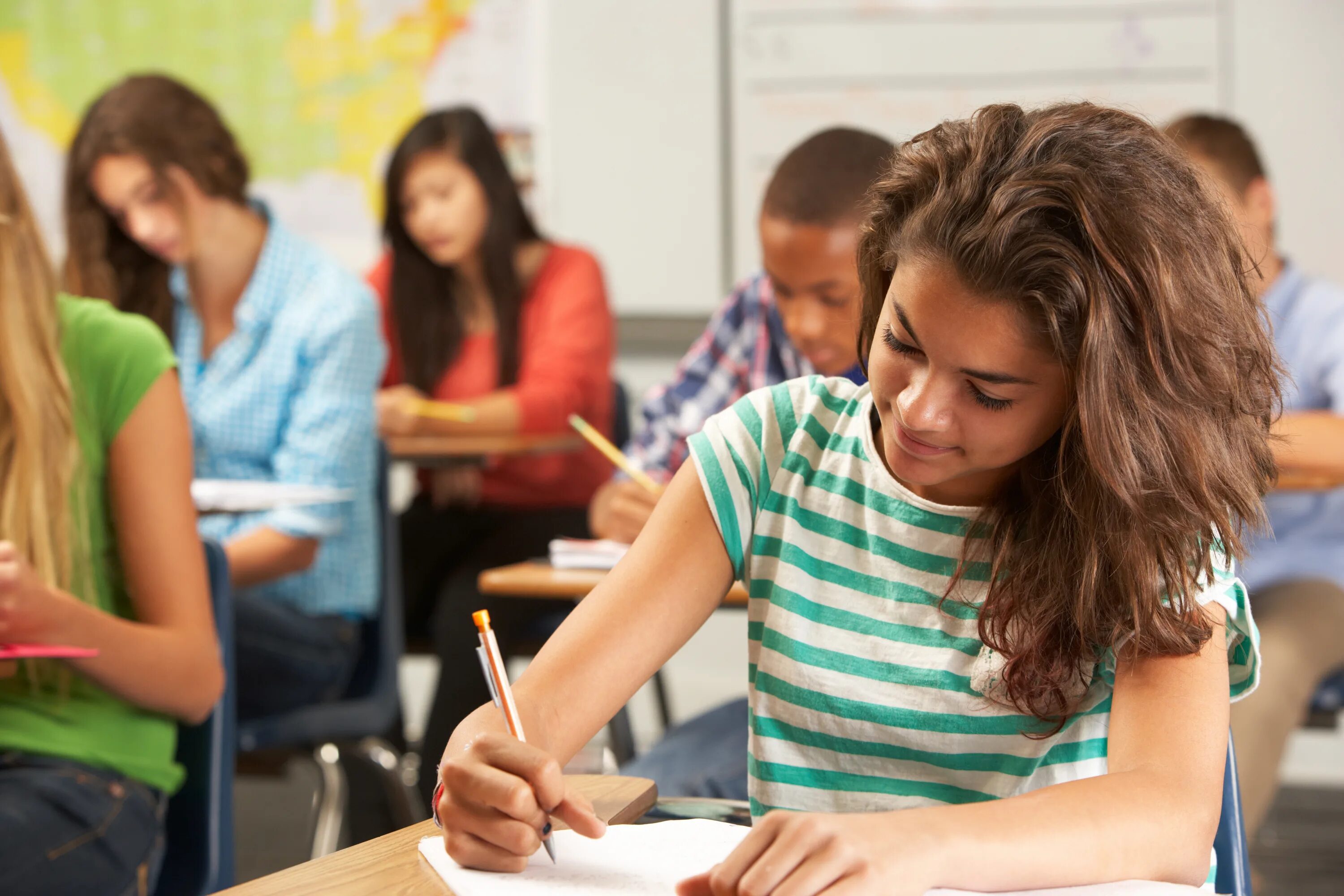 Student s test. Студенты на уроке. Ученик студент. Старшеклассники на уроке. Студент за партой.