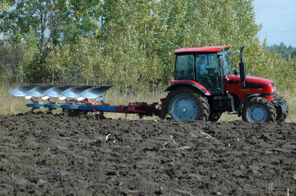 Плуг беларус трактор. Трактор &quot;беларус 1523.3&quot;(мтз). мтз 1523 с плугом. мтз 1523 с сеялкой. мтз 2103 пахота.