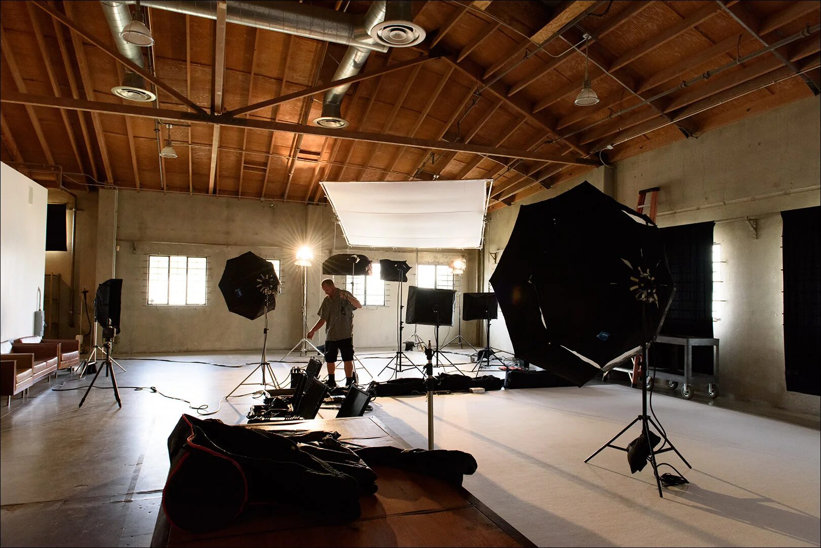 Павильон для съемок. Киностудия хромакей. Современные киностудии. Съемочная площадка. Съемочная площадка.