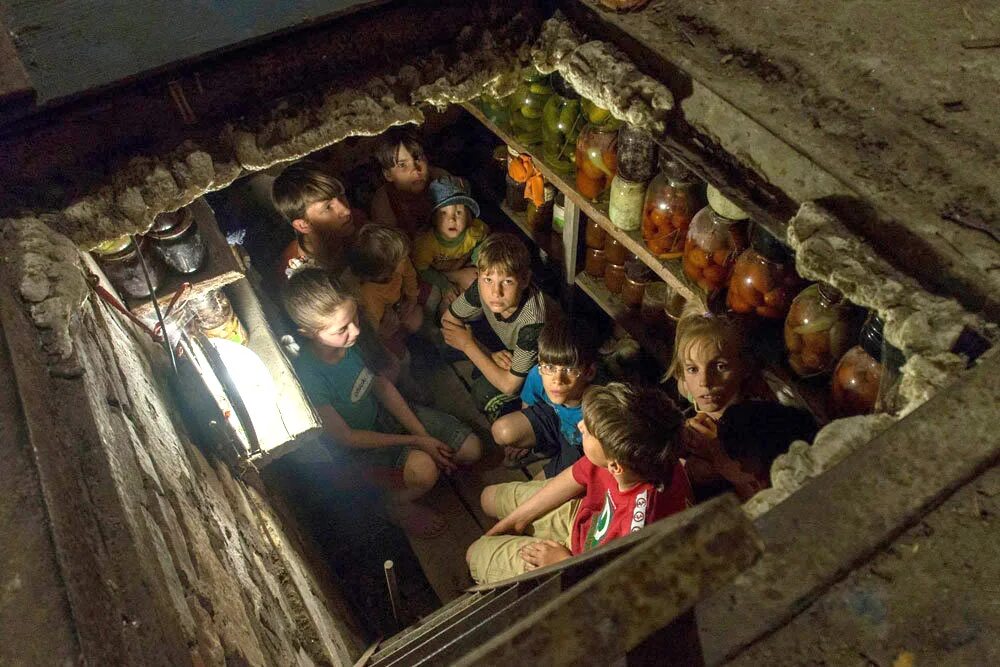 Родители в детском саду. Ходить в школу. Родители картинка. Теперь пришли за детьми. Туда нам надо мем.