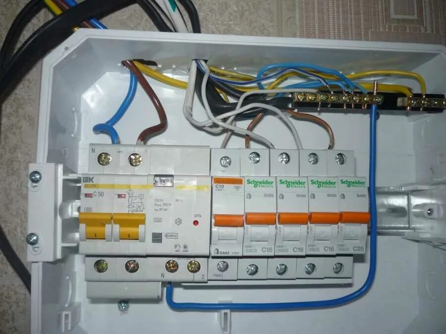 Можно подключить автомат снизу. Расключение автоматов в электрощитке. Электрощиток Schneider расключение. Соединение УЗО И автоматов в щитке с помощью гребёнки.