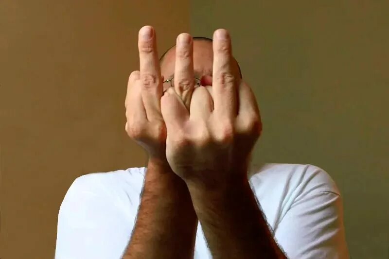 средний палец. фак жест. значок фак. мудра большой и безымянный палец. три фака.