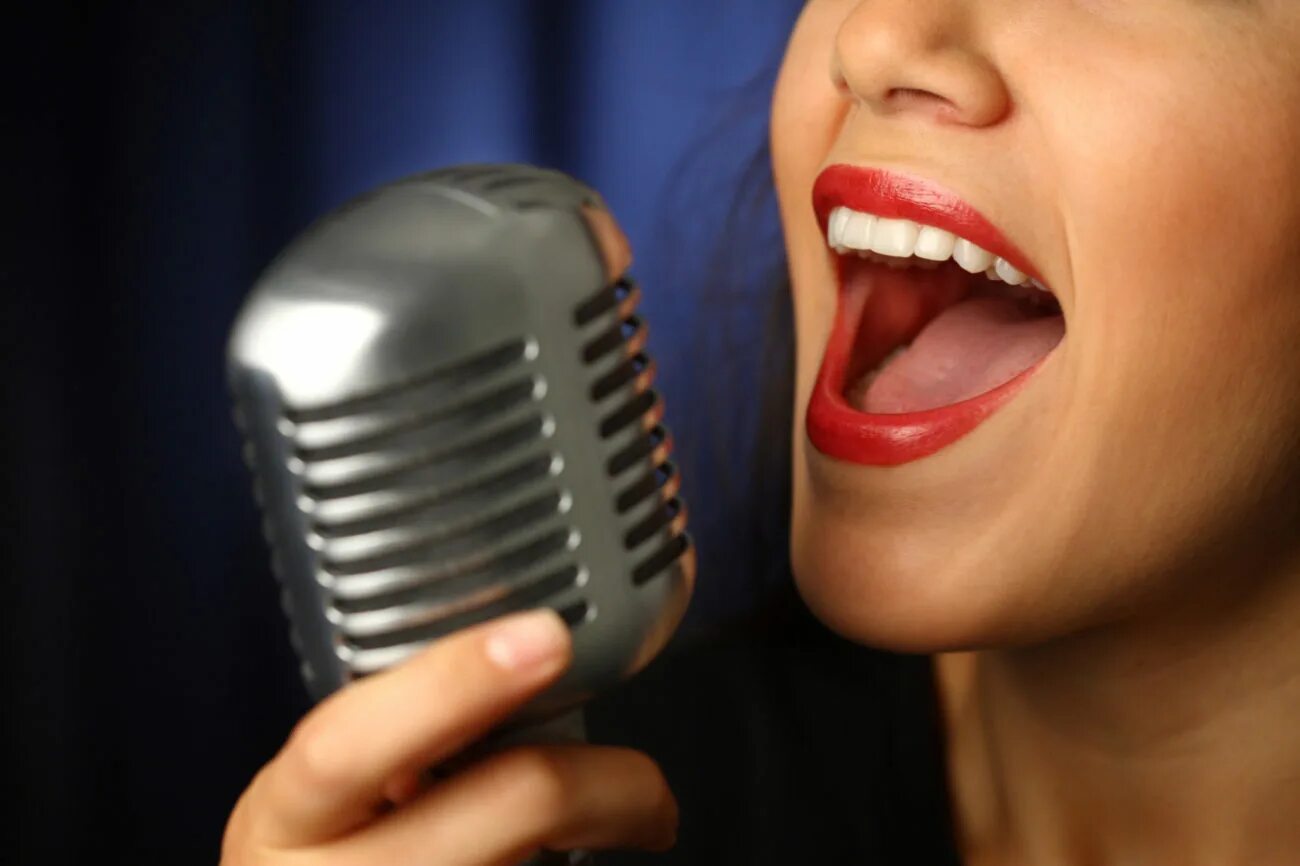 Уроки вокала. Пение. Красивый голос. Поет в микрофон.