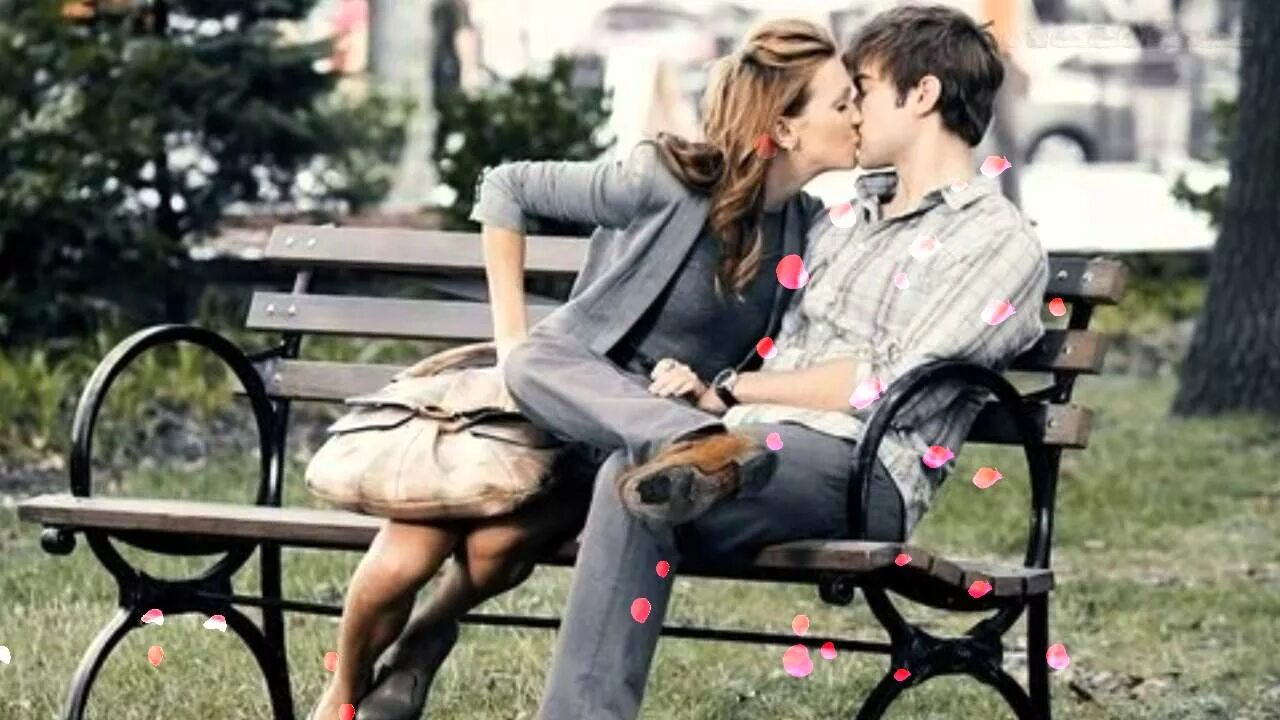 Целоваться сидя на парне. Пара на скамейке в парке. Девушка сидит на парне на лавочке. Парень с девушкой на скамейке. Поцелуй на скамейке.