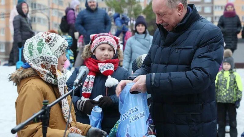 Беглов семья. Беглов в храме. Беглов в церкви. Беглов проехал с иконой. Беглов в храме.