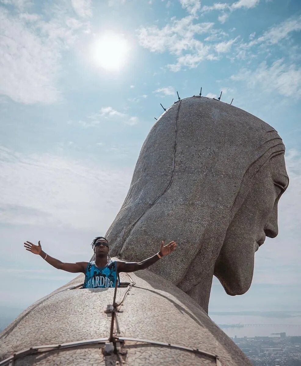 Залезли на статую