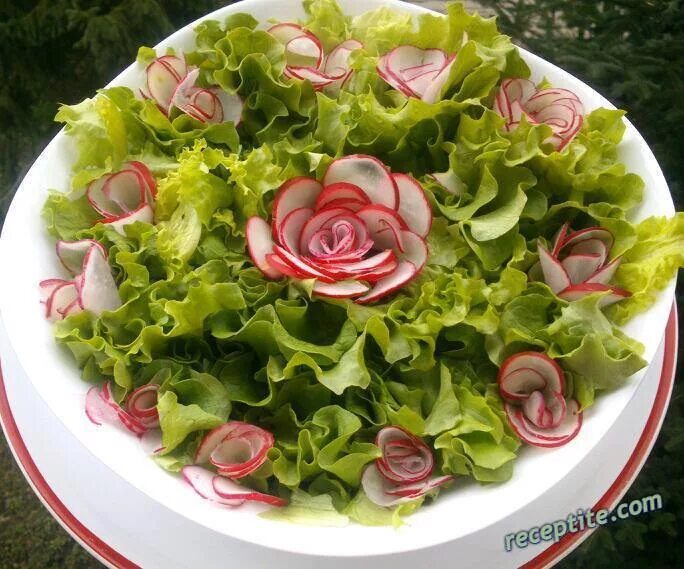 Салат букет. Украшение салатов розы. Овощные салаты с розочками.