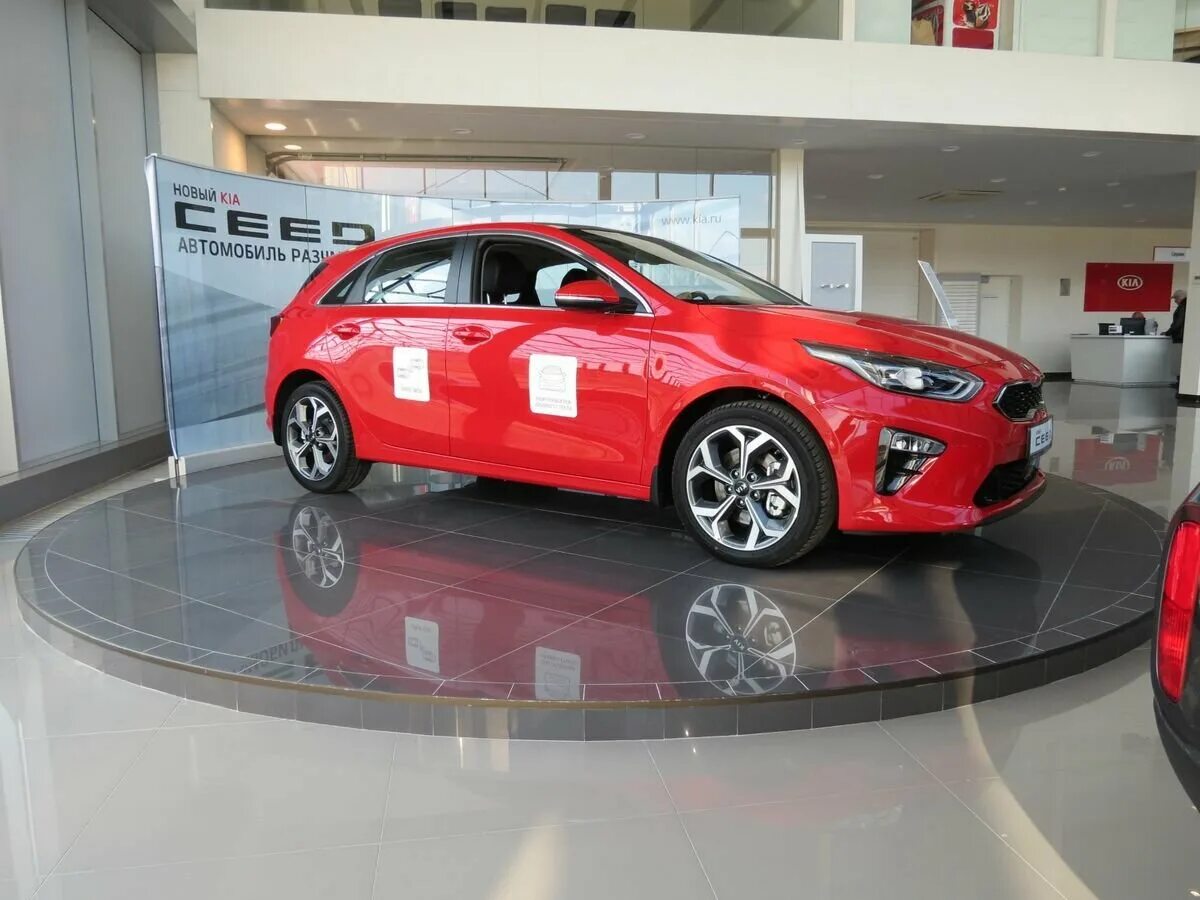 Киа купить новую пермь. Kia Ceed автосалон. Kia Rio 3 у автосалона. Автосалон Киа в Москве. Kia service 2021.