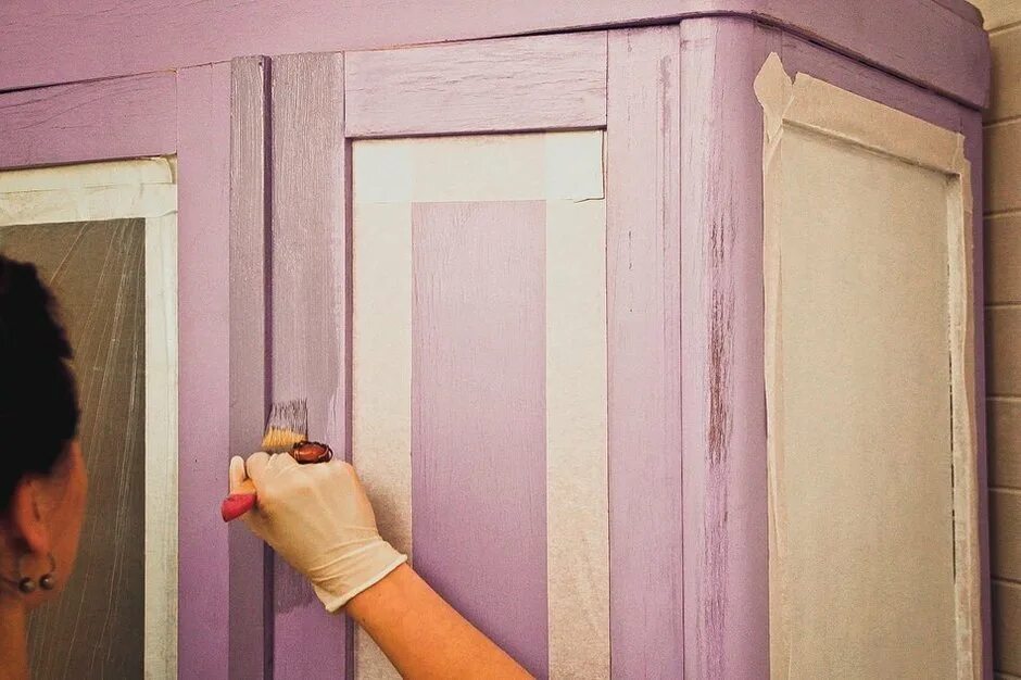Как покрасить старые деревянные. Покраска шкафа. Перекраска старых дверей. Покраска старого шкафа своими руками. Покрасить краской старый шкаф.