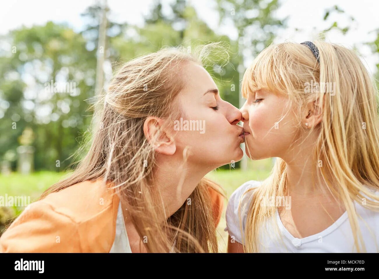 Two girls lick. Дочь мать kissing. Мама с дочкой поцелуй. Мом энд даутер Киссинг. Мать и дочь поцелуй взасос.