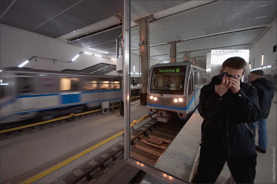 вагоны на филевской линии. русич на арбатско покровской линии 2006. железнодорожный метро щелковская. 81-717. станция метро щёлковская арбатско покровская линия.