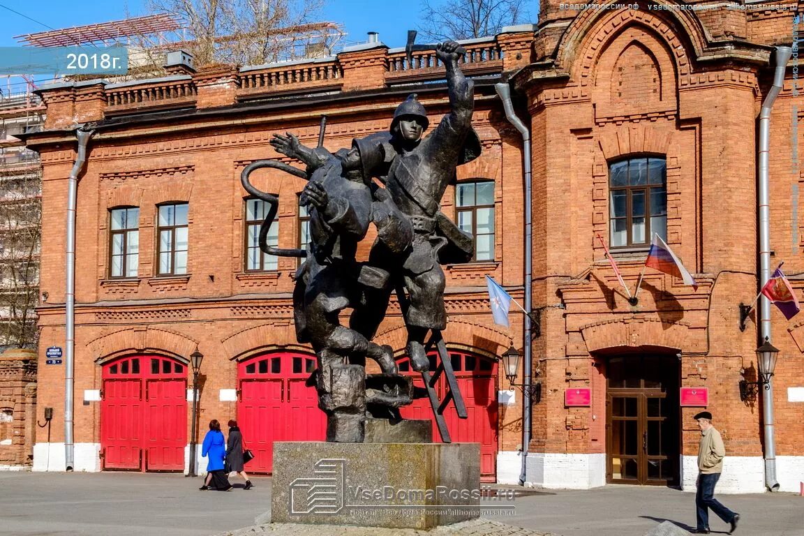 Памятник на васильевском острове. Большой проспект Васильевского острова памятник. Памятник пожарному СПБ Василеостровская. Памятник Василию Корчмину на Васильевском острове.