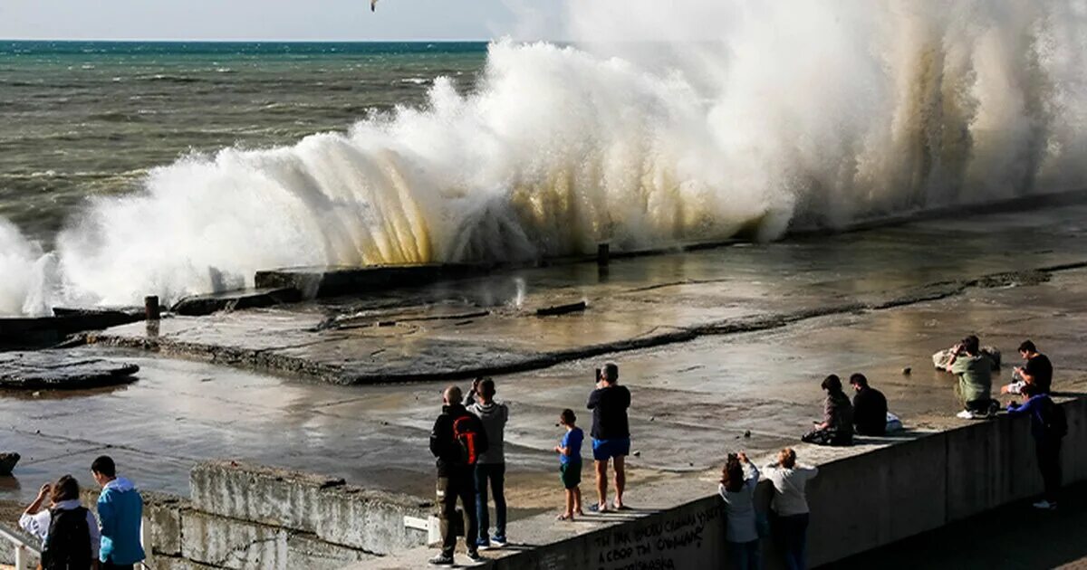 Вода в сочи в октябре. Сочи шторм июль 2021. Шторм на черном море в Сочи. Шторм в Сочи июль 2023. Шторм на побережье черного моря сейчас.