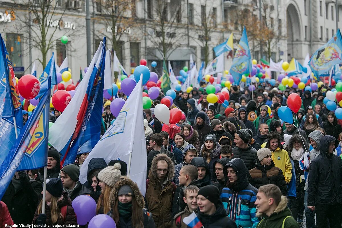 Шествие над человеком. Шествие над человеком. Праздничное шествие. Шествие картинки. Норвегия фото людей шествия.