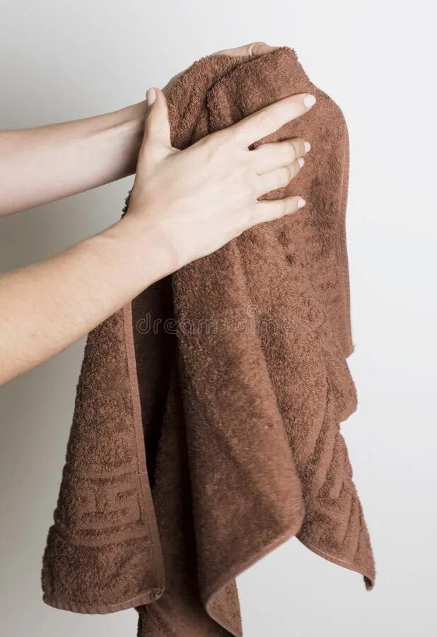 Вытирание полотенцем. Полотенце для рук. Полотенце для рук и лица. Вытирает руки. Вытирание рук полотенцем.