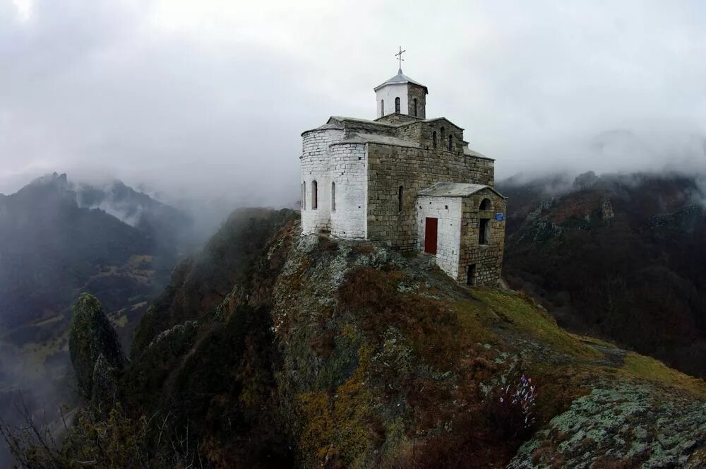 Грузия джвари мцхета. Храм в форосе на скале. Василий острожский монастырь черногория. Горы метеоры в греции. Форосская церковь в крыму.