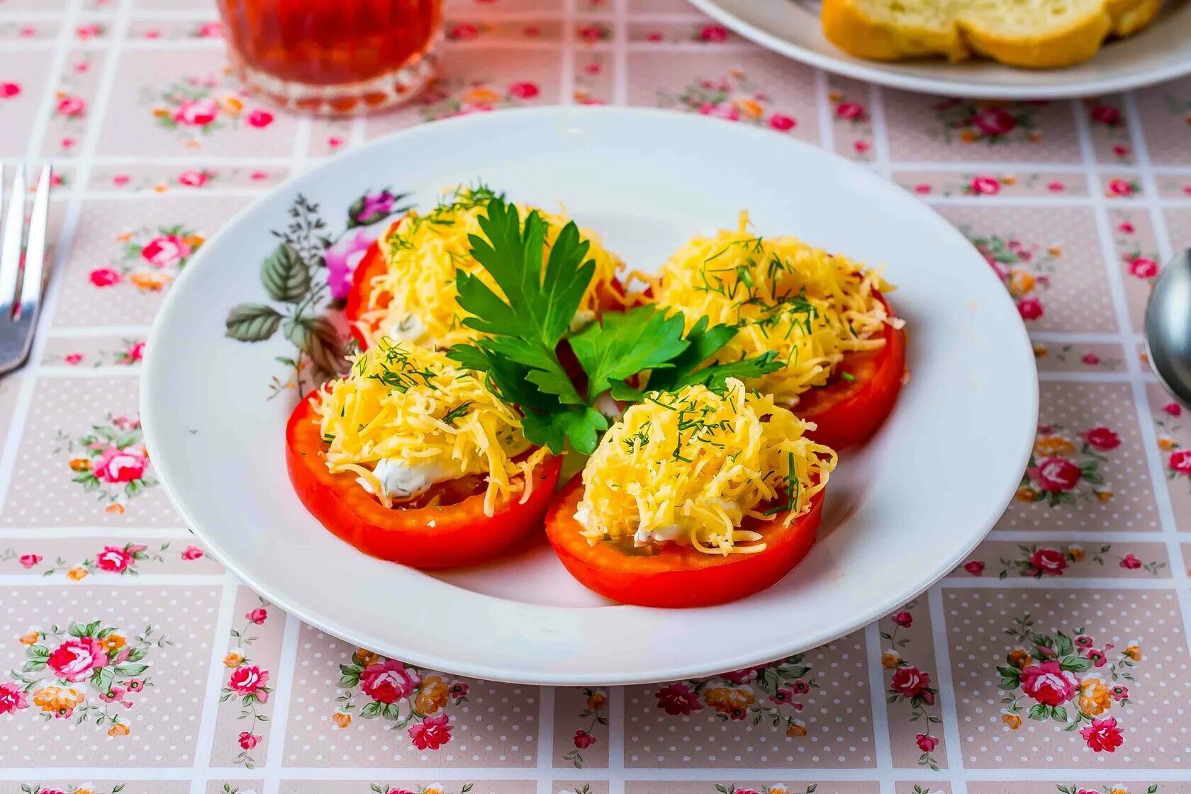 Салат помидоры с чесноком и майонезом. Блюдо с помидорами и сыром. Помидоры с сыром и чесноком. Помидоры с сыром и майонезом.