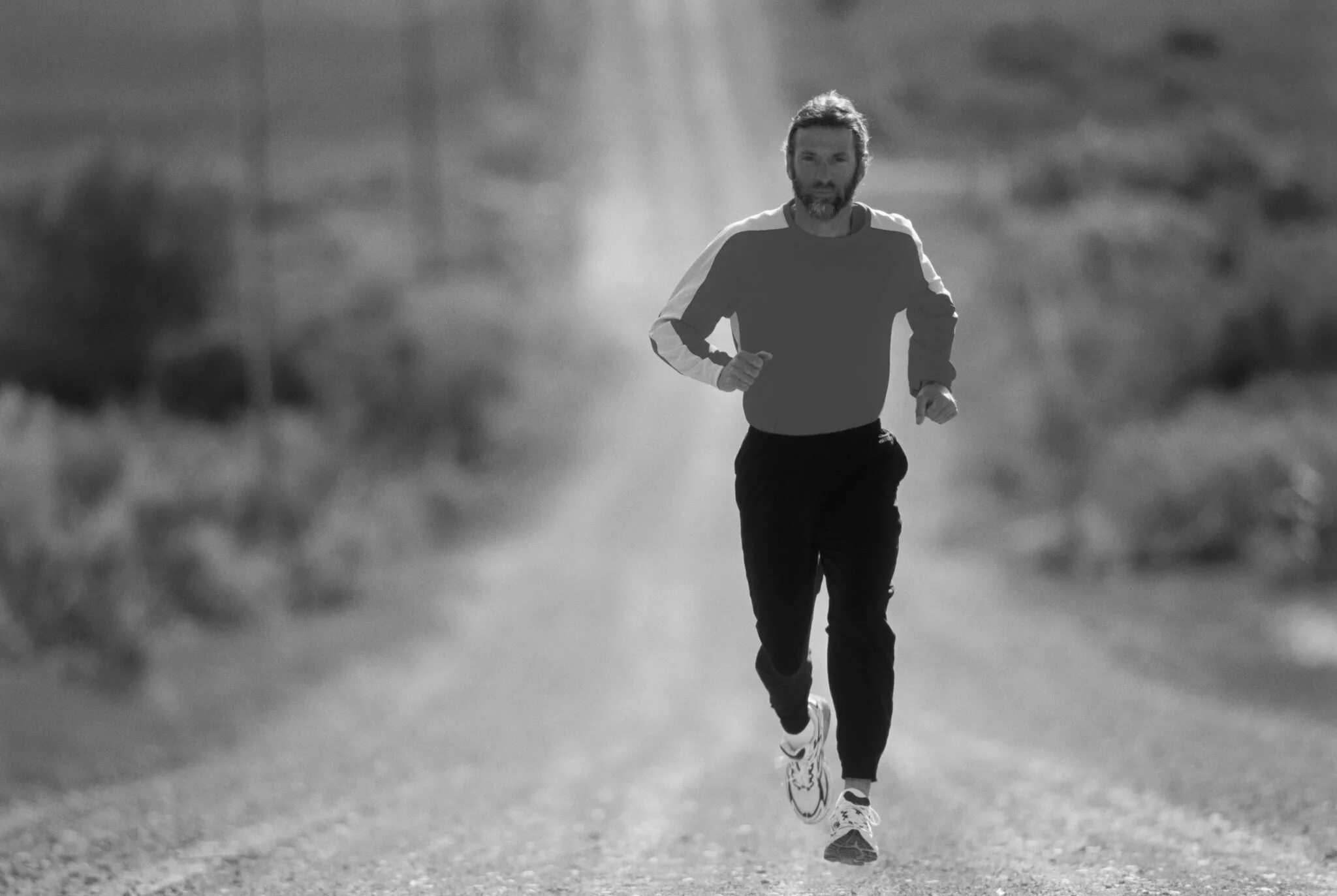 Running white. Бегущий человек. Пробежка. Спортсмен бежит. Пробежка в капюшоне.