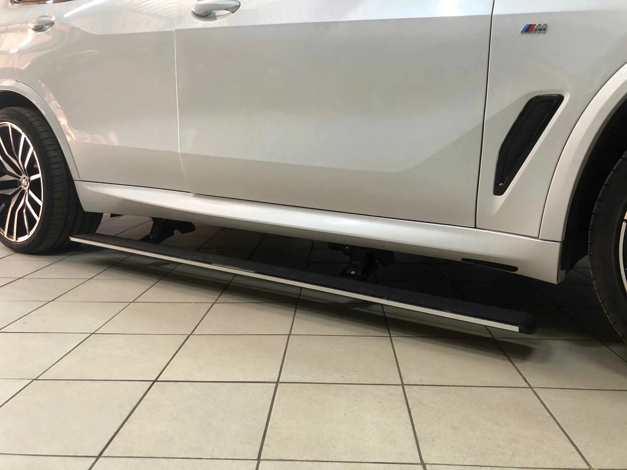 Электрические пороги на bmw x7. Пороги bmw x7. Bmw x7 g07 пороги электрические. Пороги bmw x7. Пороги bmw x7.