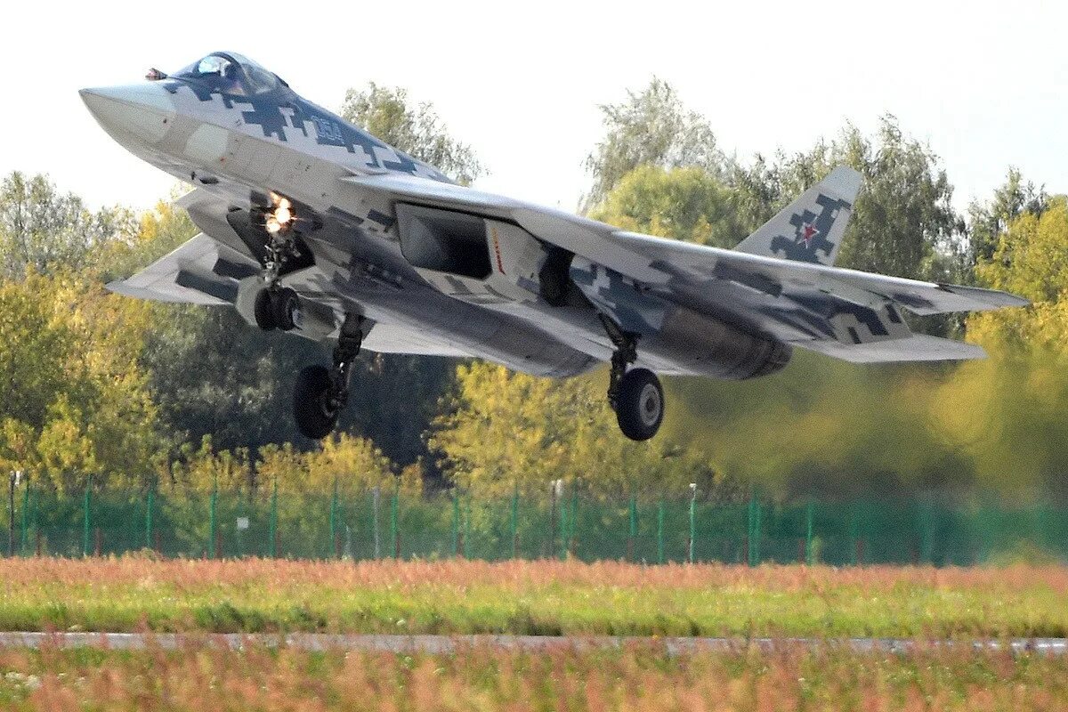 Истребитель оружие. Су 57. Су-57 двухдвигательный реактивный самолёт реактивные истребители. Российский истребитель пятого поколения Су-57. Истребитель пятого поколения Су-57э.