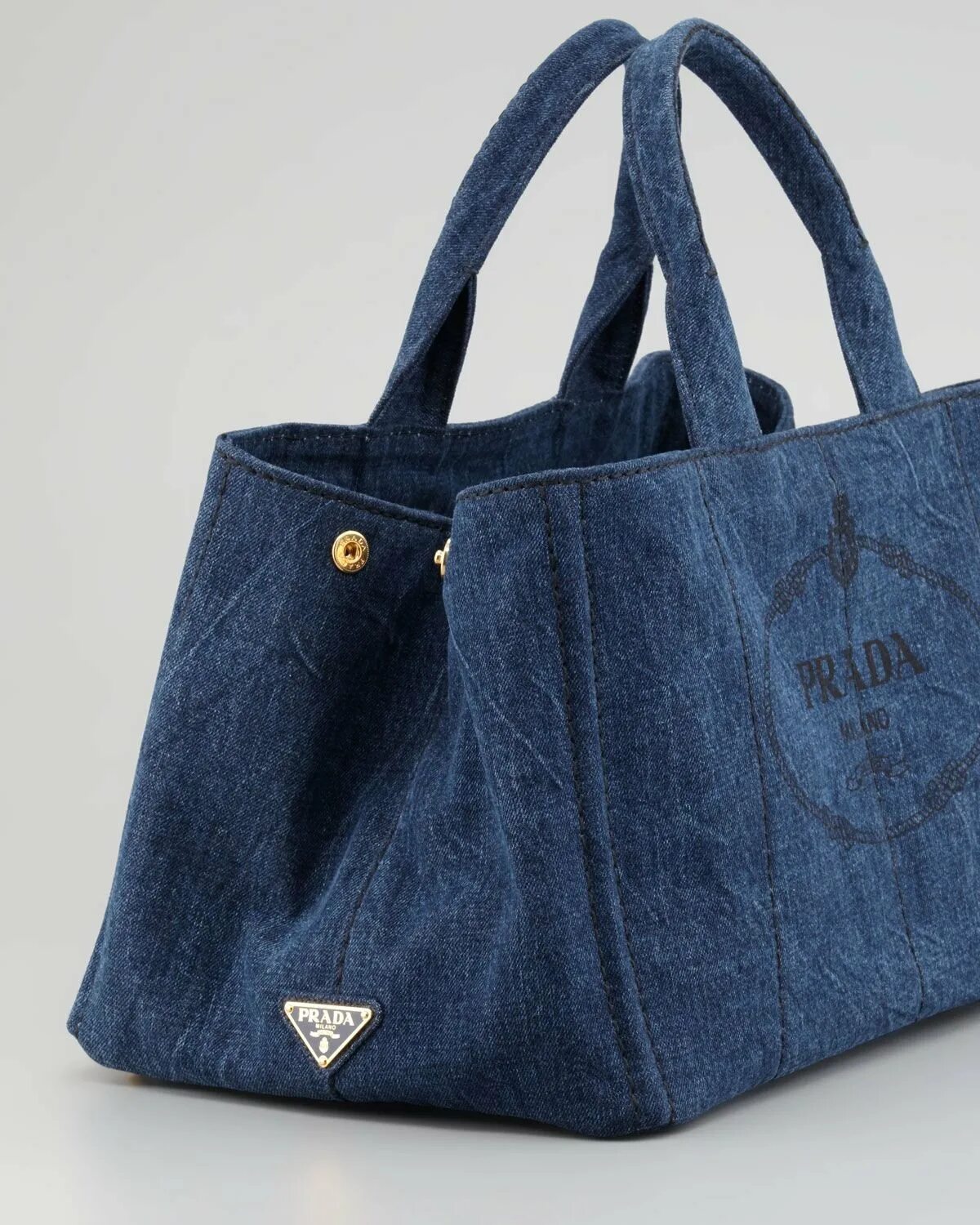 Джинсовая сумка 2024. Прада сумка деним. сумка тоут прада. сумка prada tote bag soft.