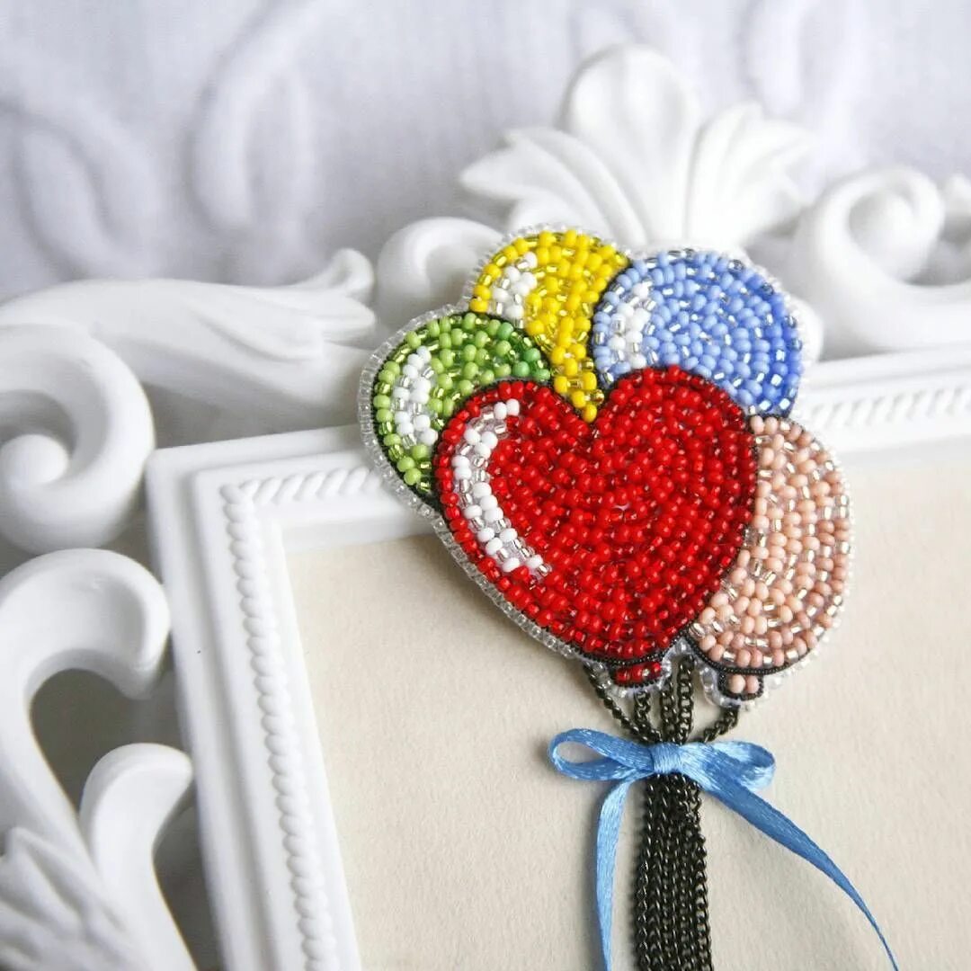 Брошь бисер сердце. Вышивка бисером сердце. Сердце из бисера. Брошь бисер сердце. Сердце вышитое бисером.