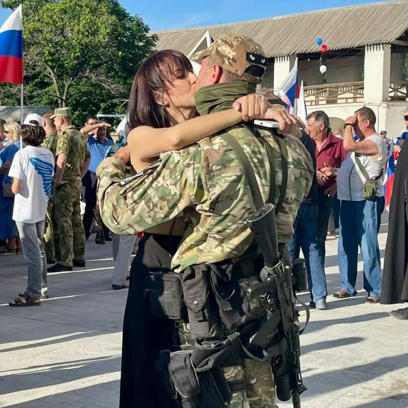 Встреча военных. Встреча солдата. Встреча солдат с Украины. Спецназовец обнимает.