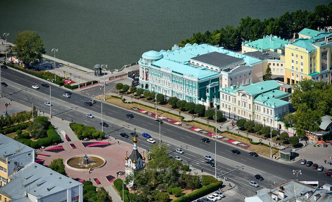 Пл екатеринбург. Площадь труда Екатеринбург. Резиденция губернатора Свердловской области вид сверху. Резиденция губернатора Екатеринбург. Площадь труда Екатеринбург вид сверху.