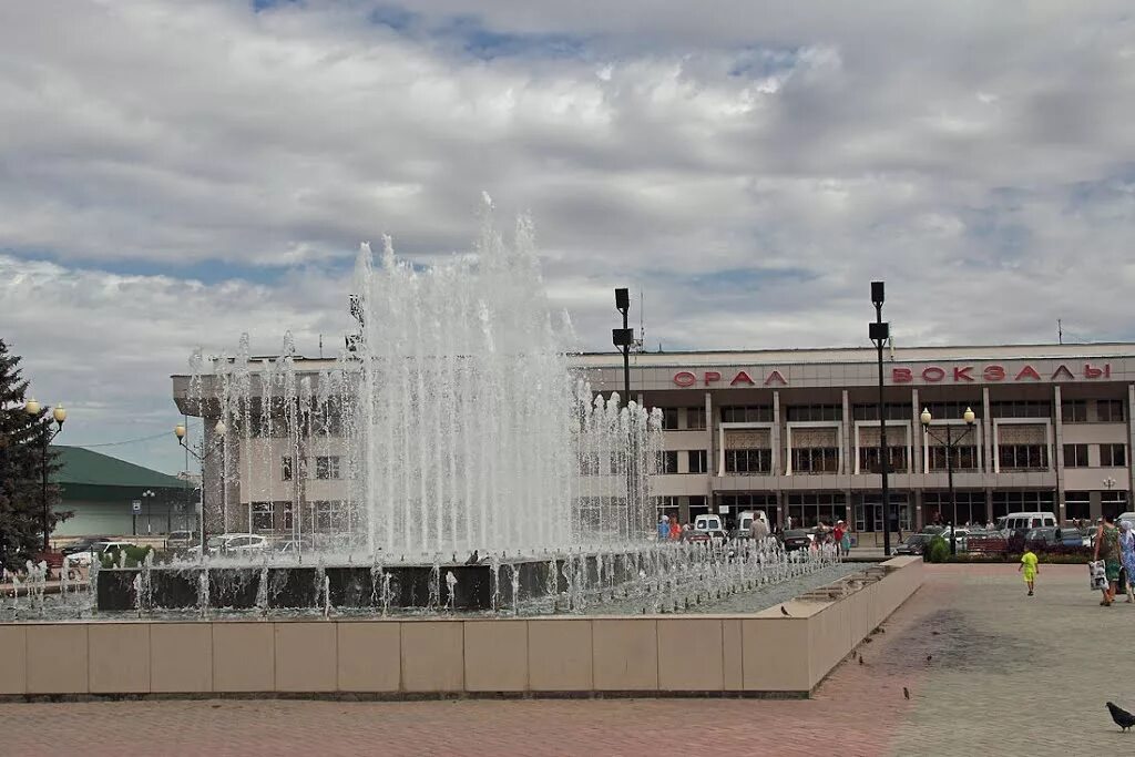 золотая церковь в городе уральск. уральск казахстан. казахстан. покажи город уральск. город уральск вокзал фонтаны.