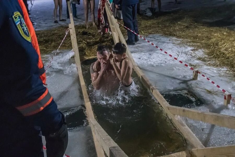 Купель где. Купель на крещение. крещение прорубь. крещение 2025. крещенские купания дети.