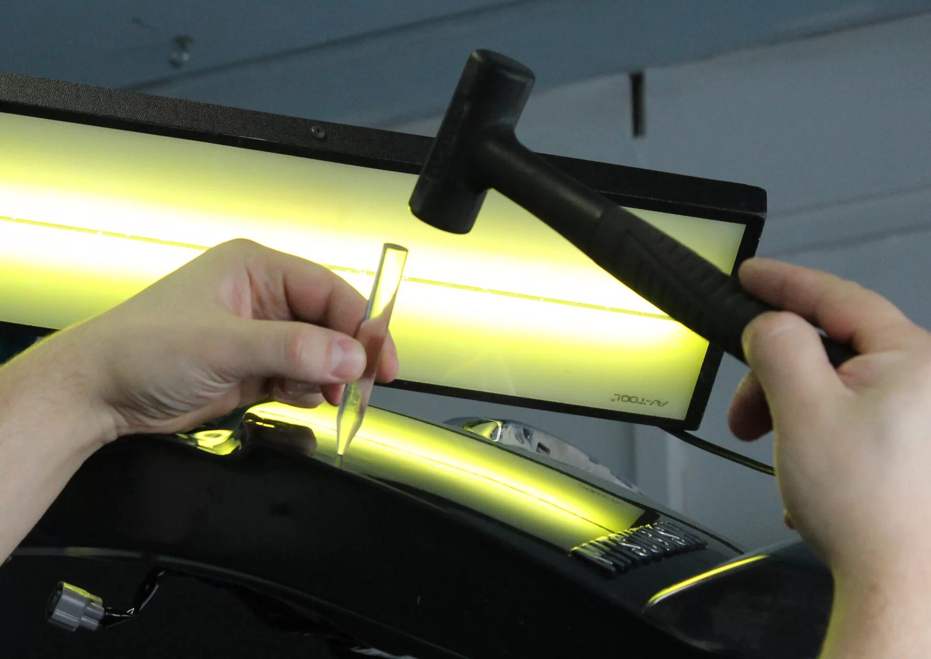 Выправление вмятин. Технологии paintless dent repair (pdr). Технология выпрямления вмятин без покраски pdr. Технологии paintless dent repair (pdr). Выпрямление вмятин pdr технология.