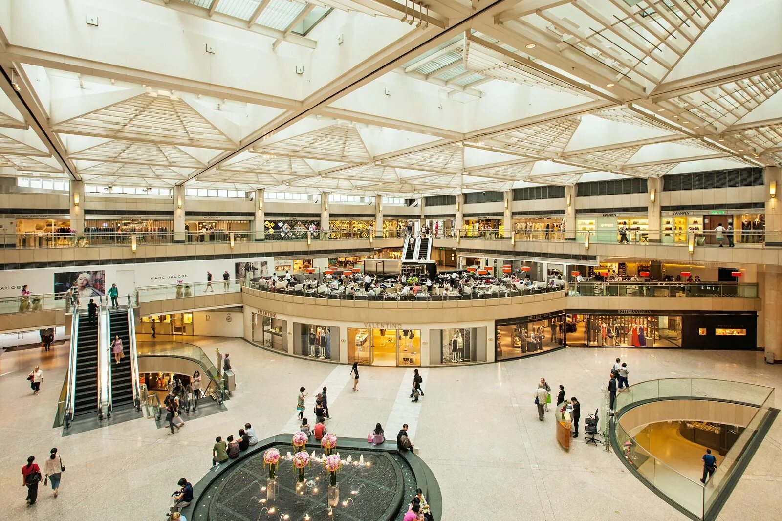 Shop mall перевод. Shop mall перевод. Торговый центр интерьер. Дубай молл гранд атриум. Шоппинг в торговом центре.