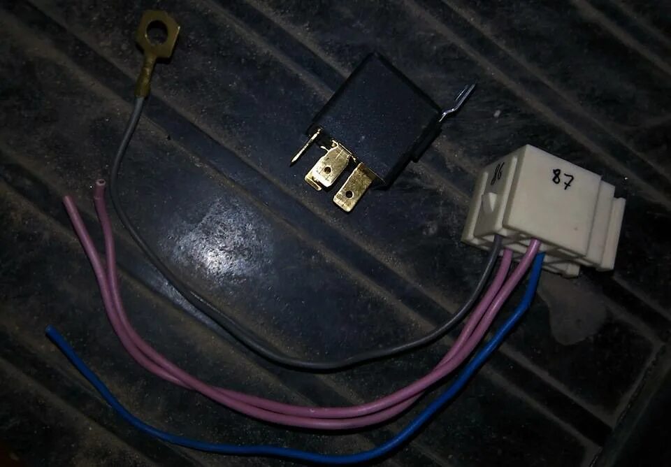 Где стоит реле на сигнал. Реле сигнала газель 3302. реле сигнала 2112. реле звукового сигнала ваз 2110. реле звукового сигнала газ 31 105.