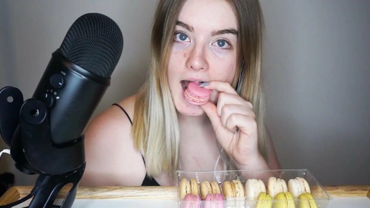 Asmr блогерши. Asmr ear eating. Асмр итинг. Асмр итинг. Асмр итинг.