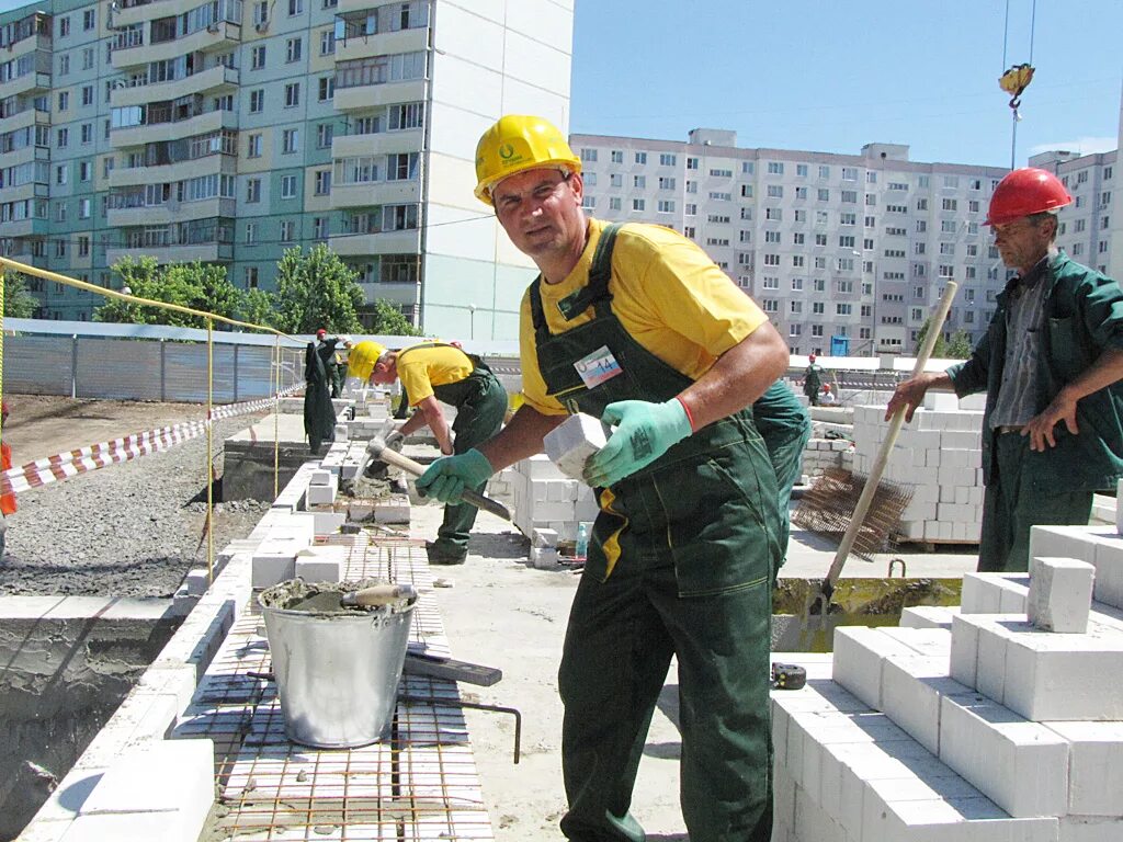бетонщик-арматурщик. строители. подсобники на стройку. ищу разнорабочих на стройку в москве. разнорабочие.