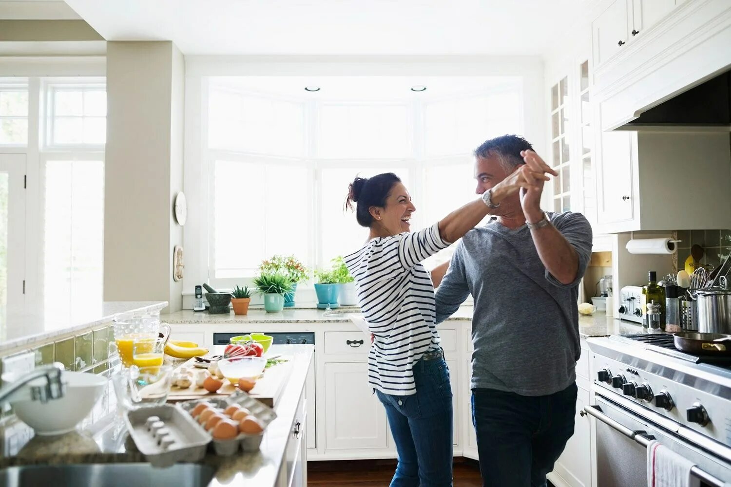 Муж на кухне. Мужчина и женщина на кухне. Фотосессия пары на кухне. Счастливая пара на кухне. Счастливая пара в доме.