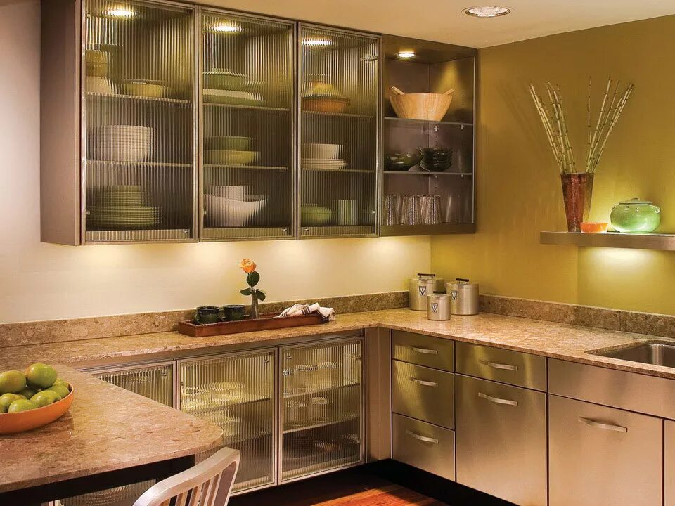 Кухня от души. Кухня со стеклянными фасадами. Стеклянный шкаф на кухне. Кухня со стеклянными дверцами. Кухня со стеклом.