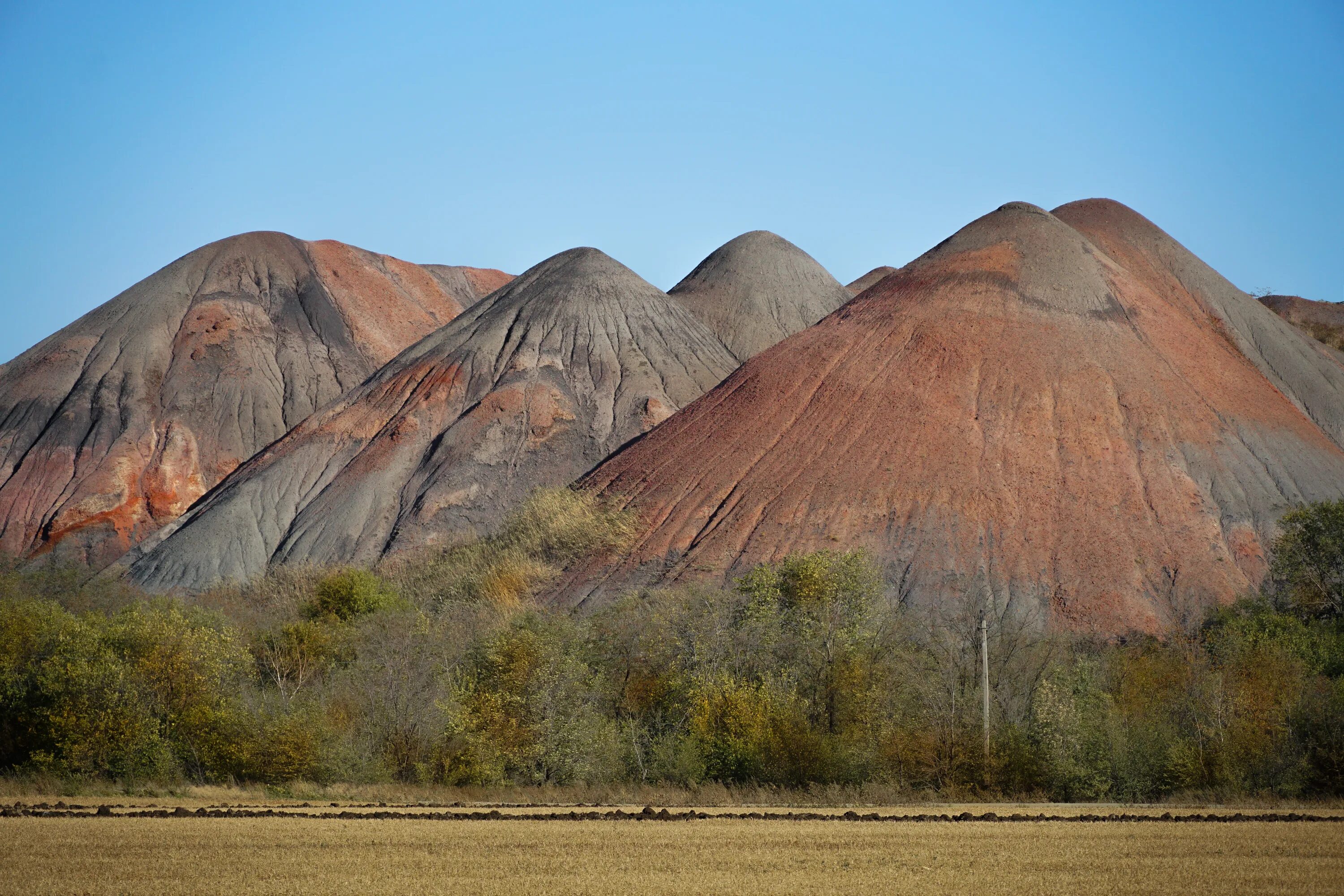 Терриконы в ростовской области. Терриконы кузбасса. Терриконы кузбасса. Терриконы кузбасса угольные. Шахтные терриконы донбасса.