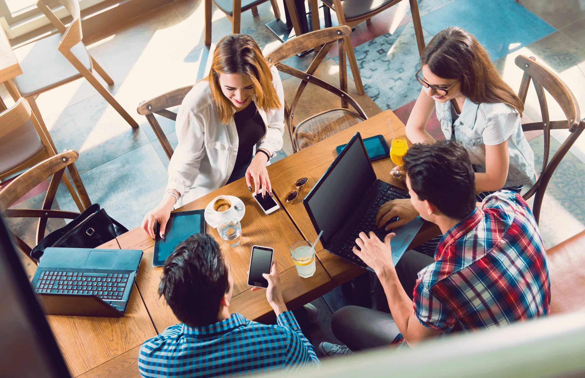 Эстетика учебы. Студент под столом. Студент под столом. Студенты в аудитории. Студенты фото.