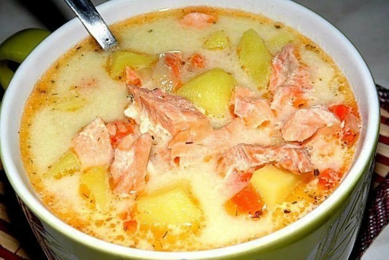 Суп из копченой курицы с плавленным сыром. Суп с копченой курицей и плавленным сыром. суп с лососем и плавленным сыром. сырный суп с копченой курицей. сырный суп с копченой курицей и плавленным сыром.