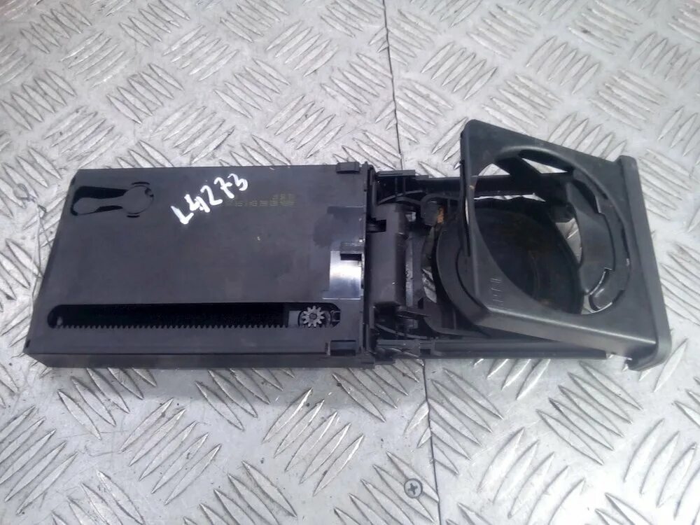 Подстаканник ауди а6 с5. Подстаканник audi a4 b7. подстаканник audi a8 4.2 bfm. audi a4 b8 задний подстаканники. подстаканник для ауди тт 8n.