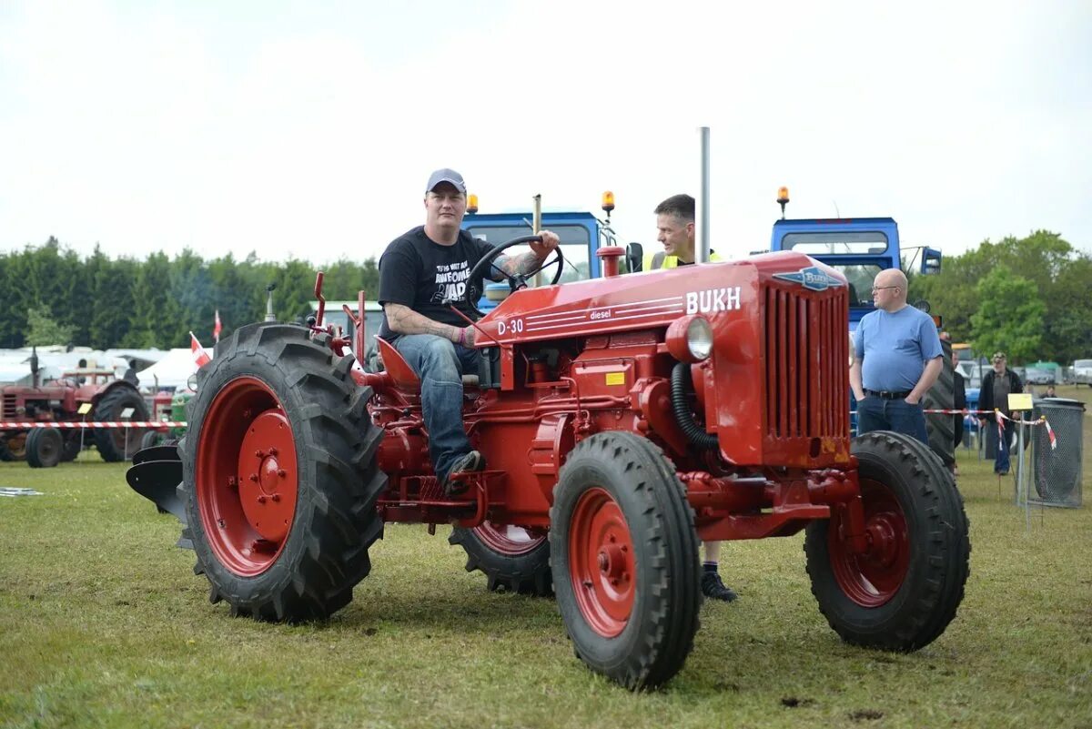 Едите трактор. Ел трактор 524. Парк автономных тракторов steiger quadtrac. New holland agriculture трактор. Трактора ростсельмаш джон дир и klaas на гусеницах.