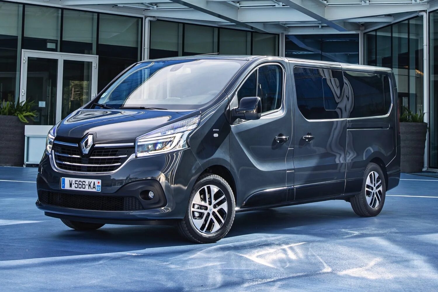 Трафик 2018 год. Renault Trafic SPACECLASS. Renault Trafic SPACECLASS 2021. Renault Traffic 2022. Рено трафик 2018.